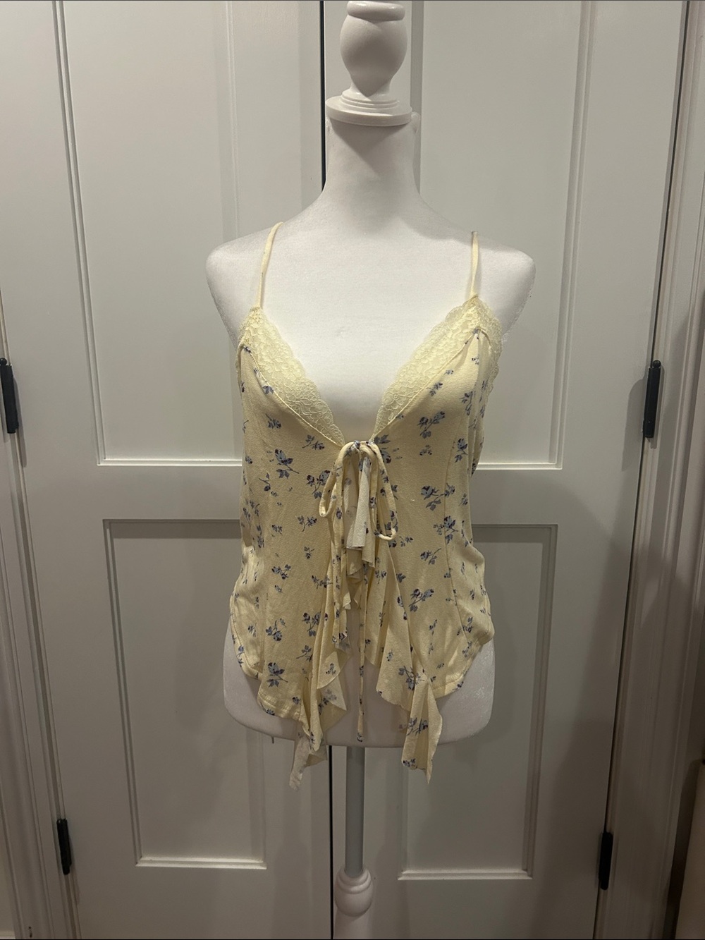 Urban Outfitters Floral Lace Trim Cream Top - Picture 3 of 4